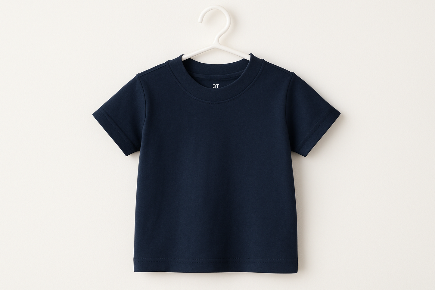 J'aurais besoin d'une image de t-shirt pour enfant, manches courtes, une couleur unie marine. La grandeur est 3T.