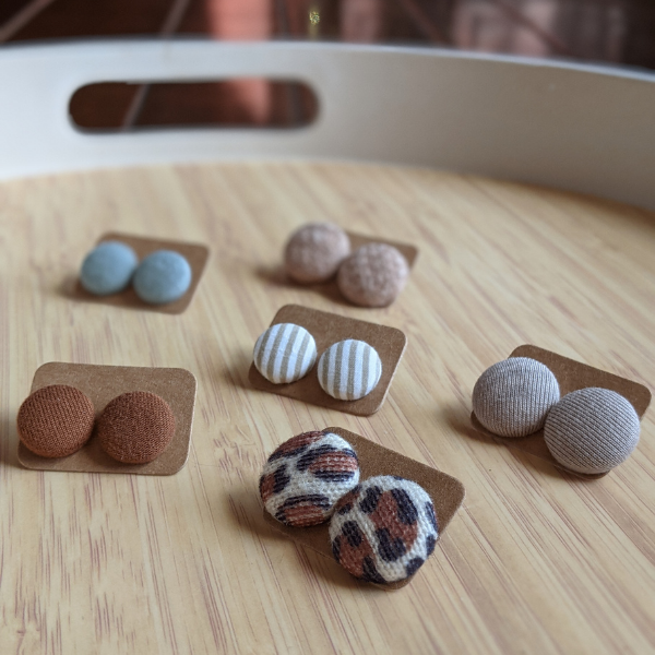 Boucles d'oreilles boutons - Gaufrée Beige