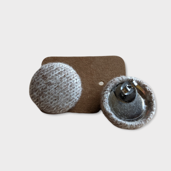 Boucles d'oreilles boutons - Laine Beige