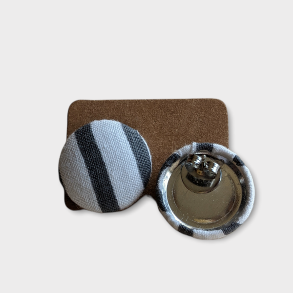 Boucles d'oreilles boutons - Noire et blanche