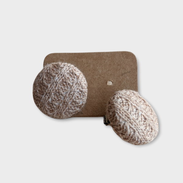 Boucles d'oreilles boutons - Gaufrée Beige
