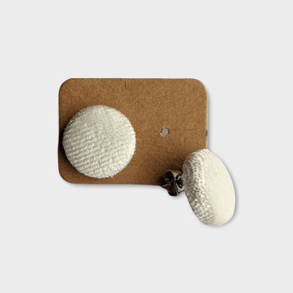 Petites boucles d'oreilles boutons - Blanc Velours