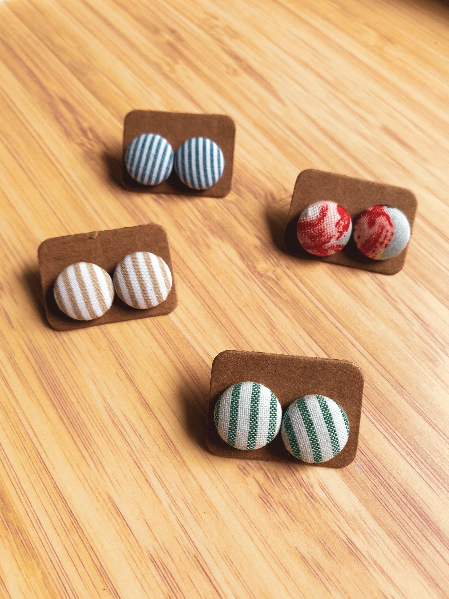 Petites boucles d'oreilles boutons - Bleue et blanche