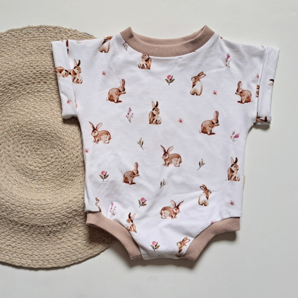 Onésie pour petite fille avec des lapins rose