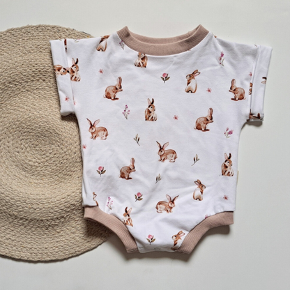 Onésie pour petite fille avec des lapins rose