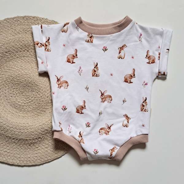 Onésie pour petite fille avec des lapins rose