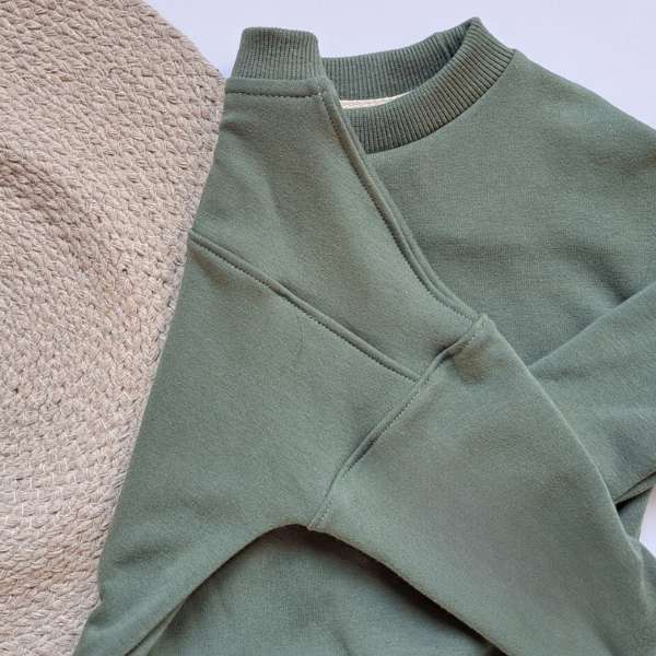 Chandail à manches longues avec couture dans le dos qui donne un look très urbain