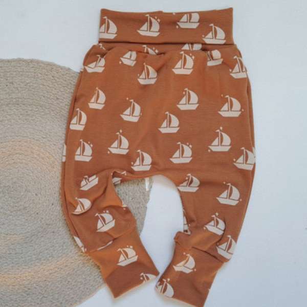 Pantalon noisette avec petits bateaux