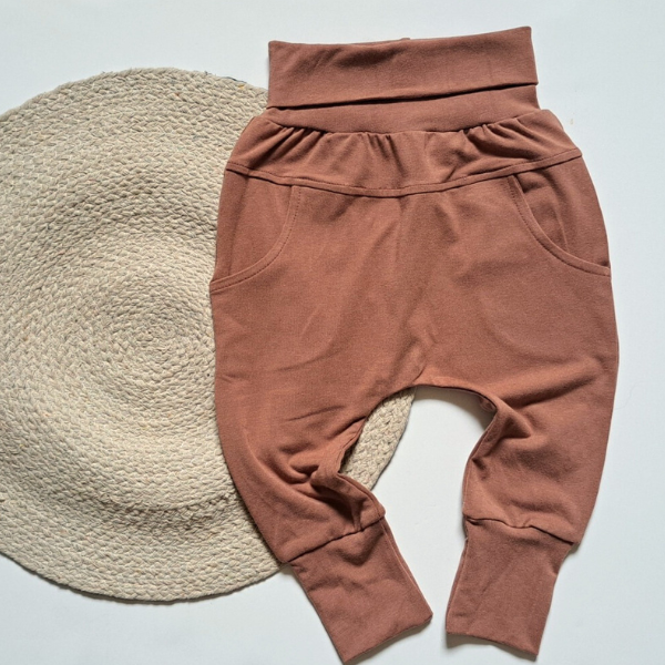 Pantalons évolutifs idéaux pour les couches lavables de couleur cherrywood