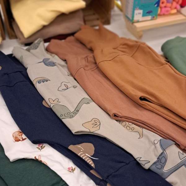 Pantalons évolutifs Confort pour les enfants idéaux pour les bébés qui portent des couches lavables ou qui ont des hypersensibilités.