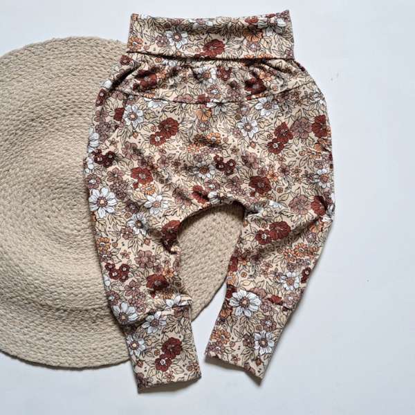 Pantalon évolutif pour petite fille avec des fleurs beige et brun