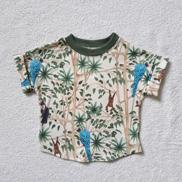 Quoi de mieux qu'un motif Tropical pour vous faire voyager cet été. Pour les vacances au soleil, pour la plage ou votre roadtrip Vanlife en famille, ce T-Shirt Ample est très confortable.  Ce motif a été dessiné par Studio Valko Design, une designer et créatrice québécoise.