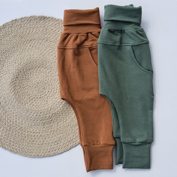 Pantalon évolutif bebe chataigne et vert

