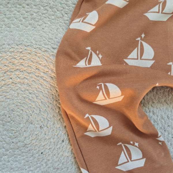 Pantalon noisette avec petits bateaux