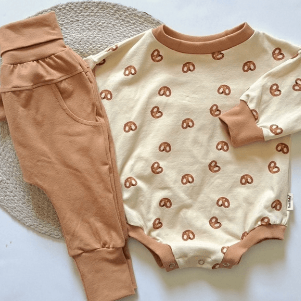 Pull Cache-Couche avec motif de bretzels et pantalon caramel