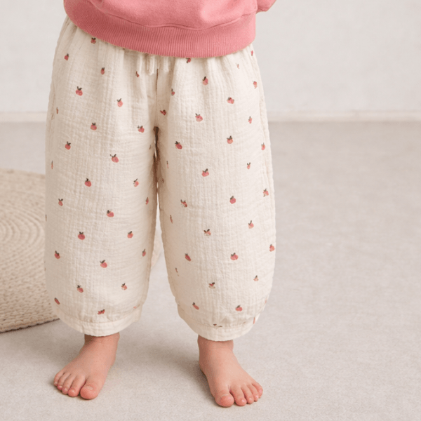 Petit mannequin avec un pantalon fraise