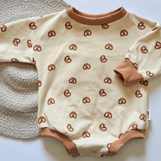 Pull Cache-Couche avec motif de bretzels