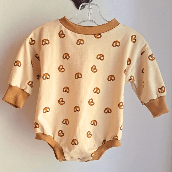 Pull Cache-Couche avec motif de bretzels