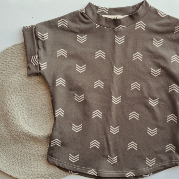 T-Shirt ample pour un enfant de 3 ans avec des chevrons de couleur marron