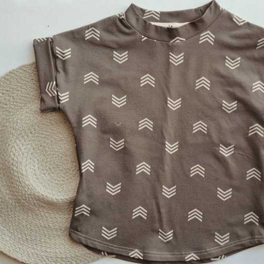 T-Shirt ample pour un enfant de 3 ans avec des chevrons de couleur marron
