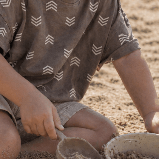 T-Shirt Ample avec des chevrons marron pour enfant, à porter durant l'été et l'automne
