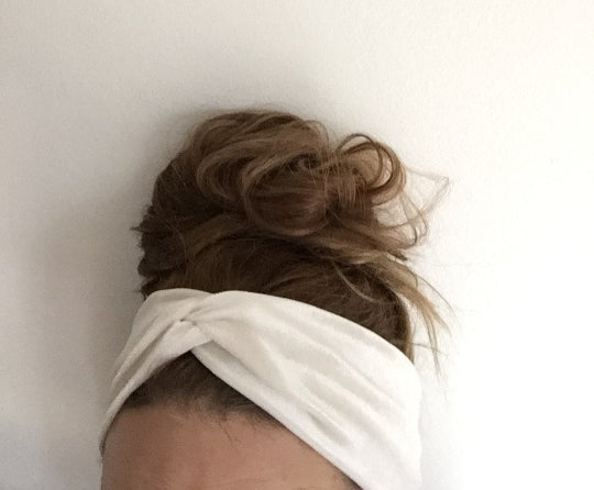 "bandeau noué ou torsadé pour bébé"