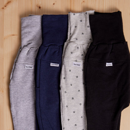 Pantalon évolutif bébé de couleur neutre à porter tous les jours à la garderie ou lors des sorties
