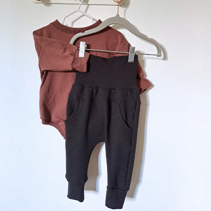 Pantalon évolutif bébé de couleur neutre à porter tous les jours à la garderie ou lors des sorties