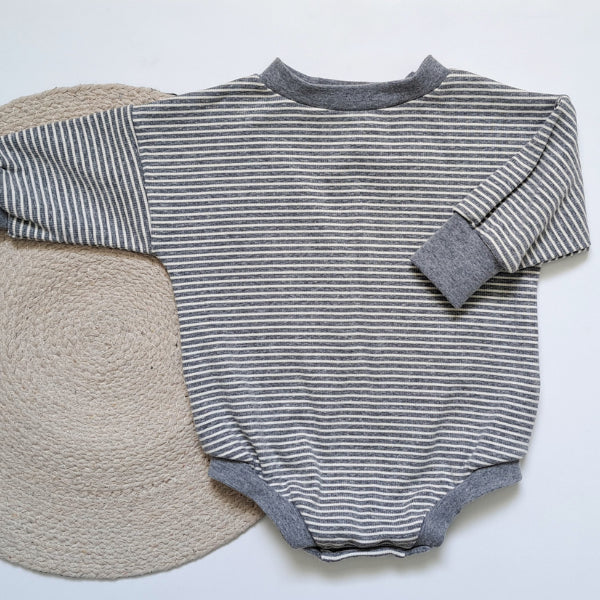 Cache-couche ou onésie à manches longues ligné gris et blanc pour les tout-petits