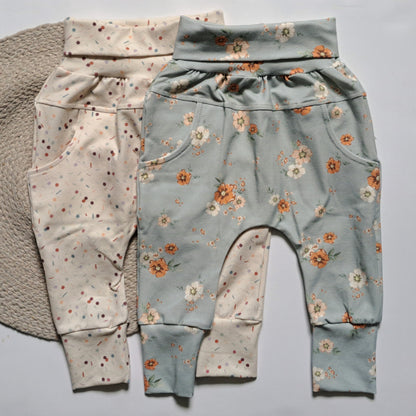 Pantalon évolutif bébé de couleur neutre à porter tous les jours à la garderie ou lors des sorties