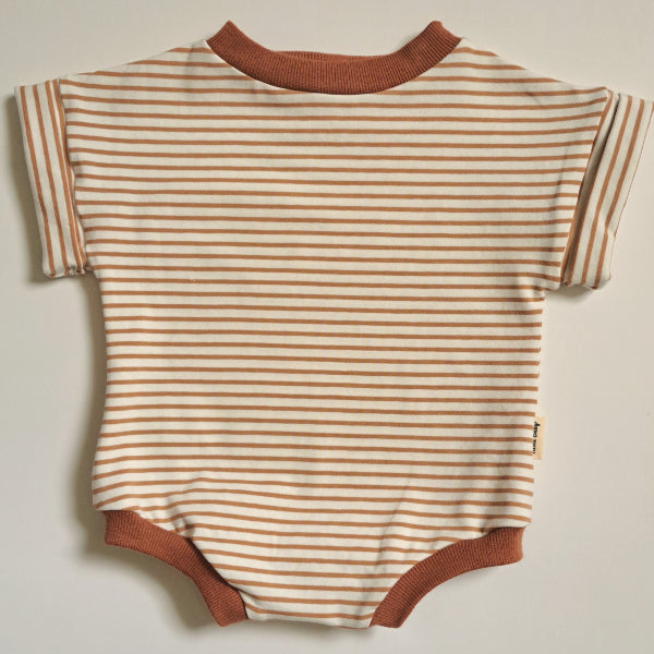 Onésie à manches courtes amples avec des lignes caramel et blanches, ultra confortable, à porter à chaque semaine