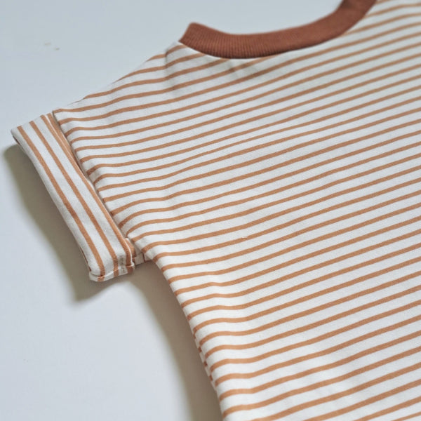 Onésie à manches courtes avec des lignes blanches et caramel