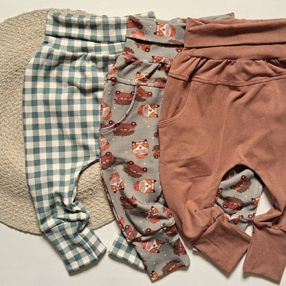 "Pantalons évolutifs idéaux pour les couches lavables de couleur cherrywood, couleurs de Noel"